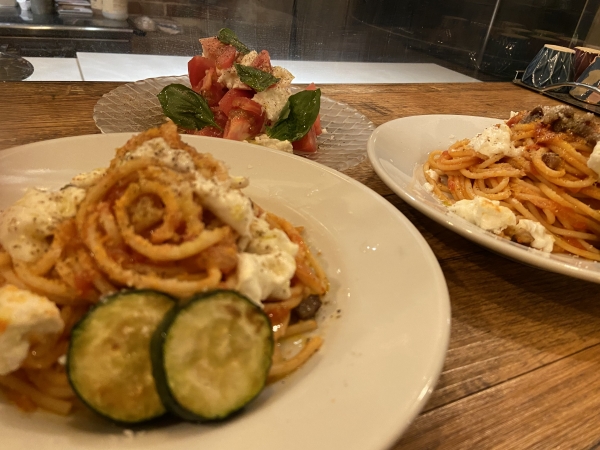 カプレーゼとトマトパスタ